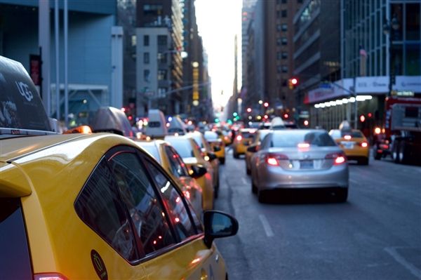 Battery price surge squeezes automakers, gross profit per vehicle only 13,000 yuan! CPCA: Automakers without battery production have no say