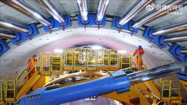 6,666 meters! Domestic super-large shield machine sets new record for world's longest underwater highway tunnel construction