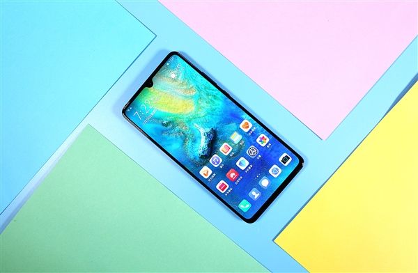 Huawei 5G Phones Make Overseas Comeback: Foreign Huawei Fans Show Off Decade-Long Collections at Launch Event, Overwhelmed with Excitement
