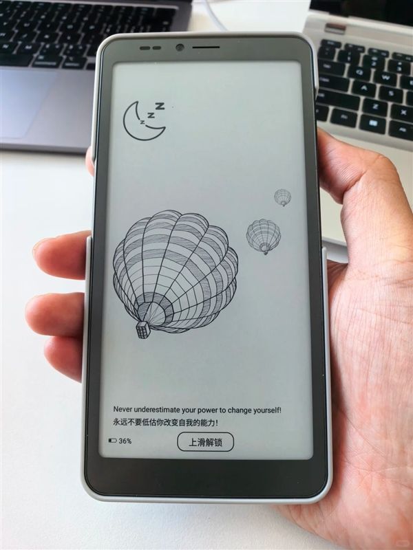 Hisense e-ink phone A10 real device debut! Magnetic color LCD back screen, one-click dual-screen switching