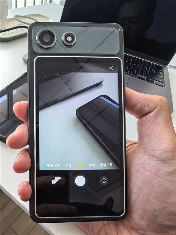 Hisense e-ink phone A10 real device debut! Magnetic color LCD back screen, one-click dual-screen switching