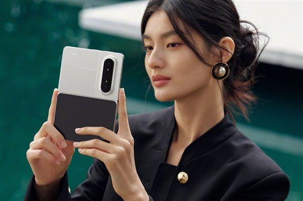 The industry's first large-format foldable is a huge success! Huawei Pura X Max sales exceed 680,000 units: starting at 10,999 yuan