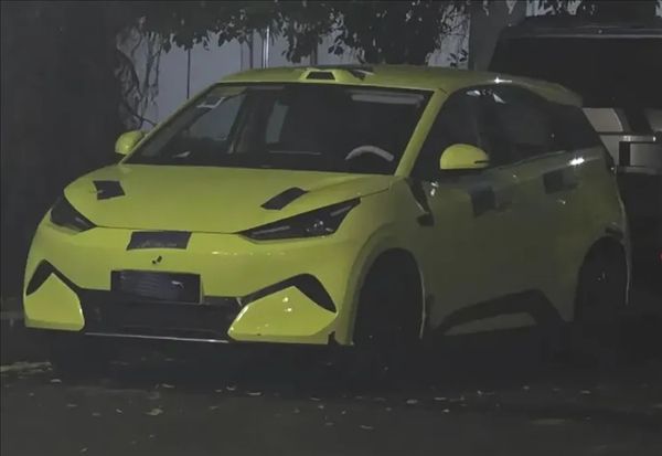 The car is over 4.2 meters long! The all-new BYD Seagull has been spotted in real life: a LiDAR unit mounted on the roof.