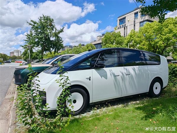 The new-generation Li MEGA makes its debut: striking pure white disc wheels!